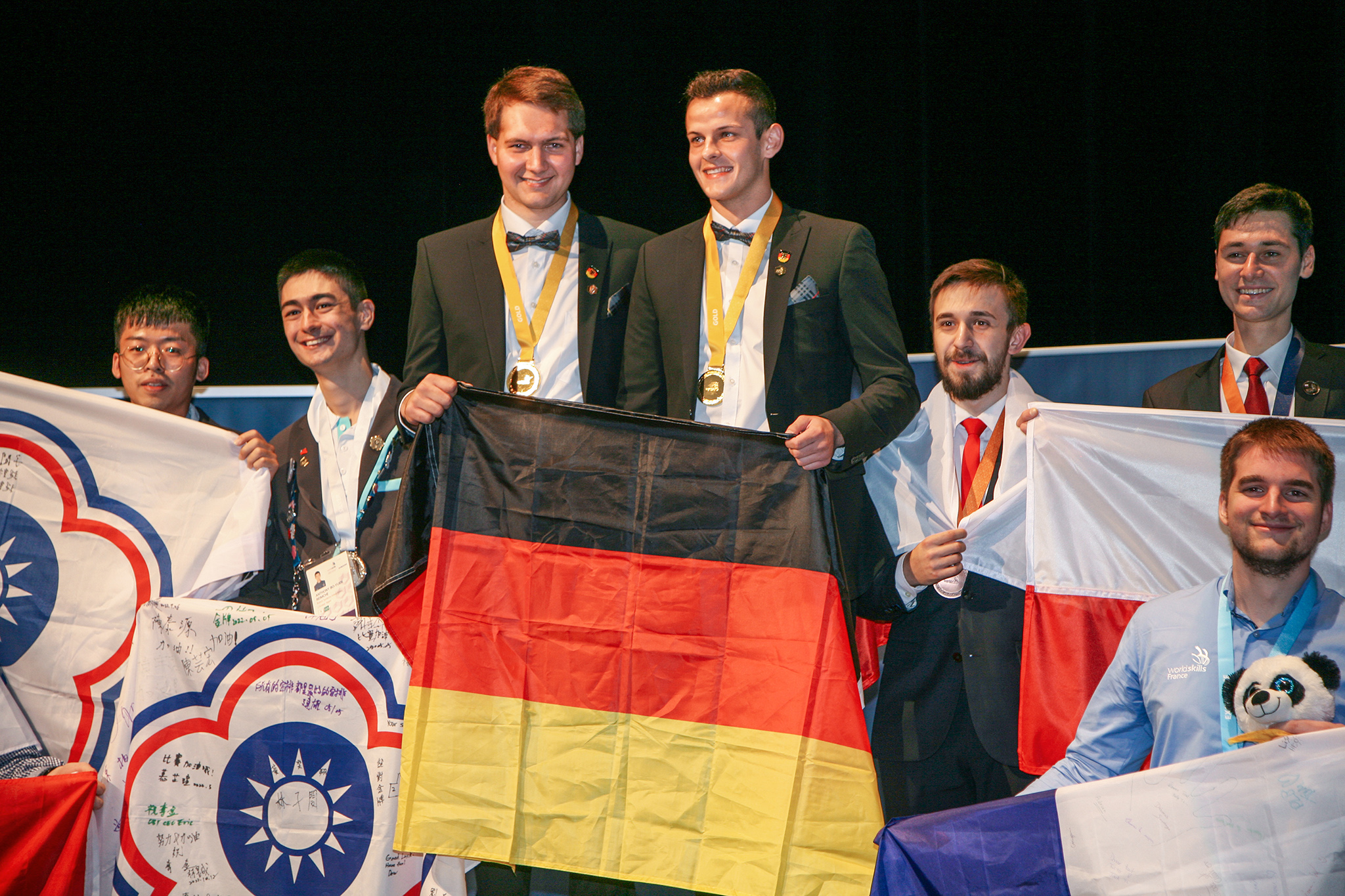 Philipp Raab and Marvin Schuster with their gold medals at the award ceremony